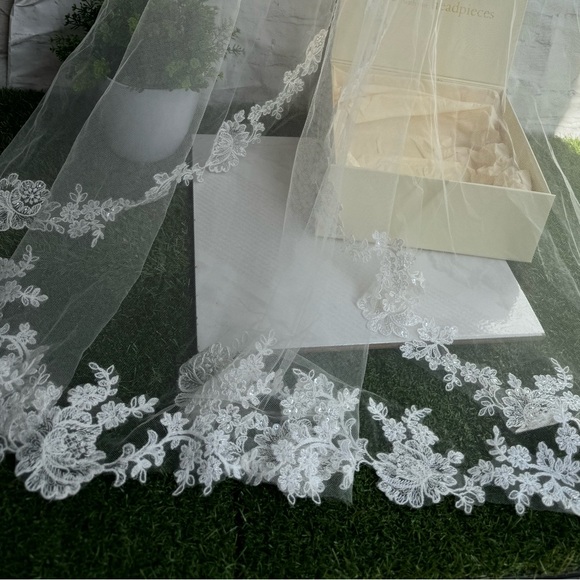BRIDES AND HAIRPINS
Floral Lace Tulle Fingertip Veil Ivory Retail $235 NIB - Picture 5 of 15